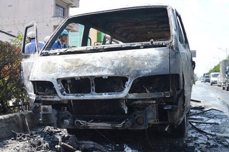 Xe kh&aacute;ch 16 chỗ bị ch&aacute;y rụi trơ khung sắt. (Ảnh: TTXVN)