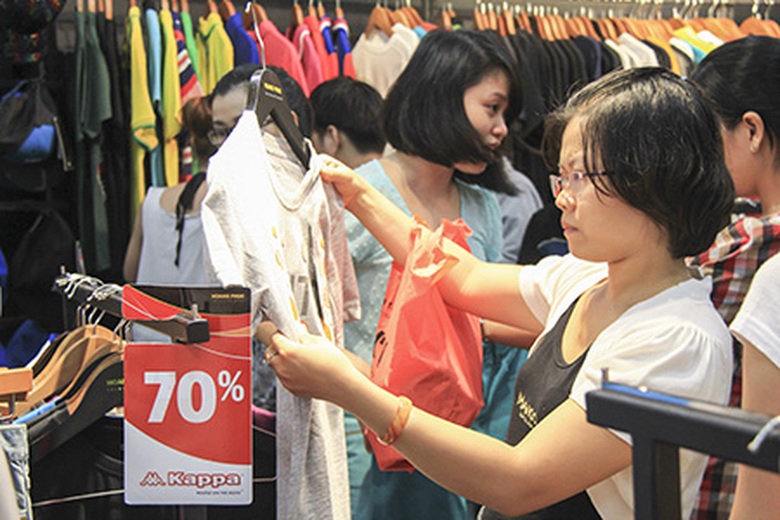 Nhiều mặt h&agrave;ng giảm gi&aacute; mạng