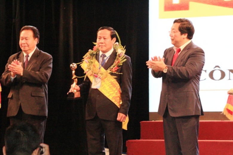 Trao bảng v&agrave;ng