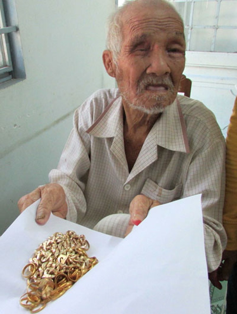 &Ocirc;ng l&atilde;o ăn xin v&agrave; số v&agrave;ng được trả lại