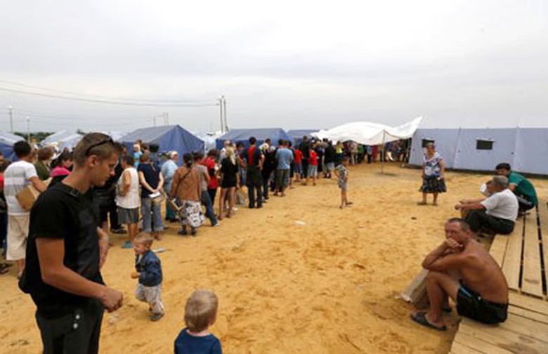 Người d&acirc;n đang xếp h&agrave;ng trước cửa căng tin chờ đến lượt tại một trại tị nạn ở ngoại &ocirc; Donetsk, Đ&ocirc;ng Ukraine