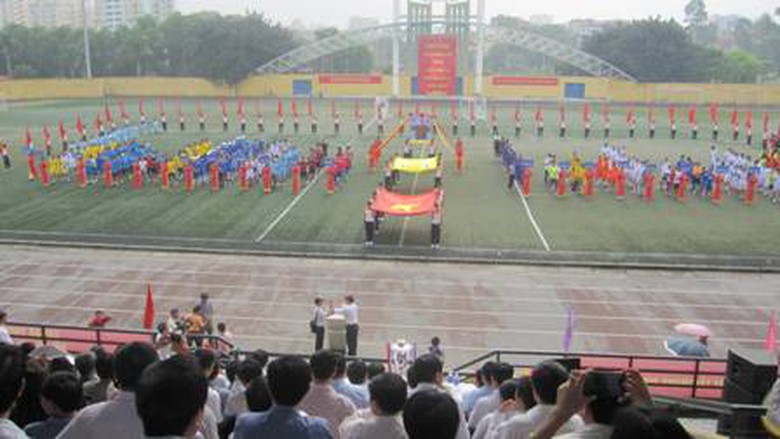 Kh&ocirc;ng kh&iacute; tưng bừng trong Ng&agrave;y Hội B&oacute;ng đ&aacute; ng&agrave;nh GTVT Kh&aacute;n đ&agrave;i A h&agrave;o hứng theo d&otilde;i tr&aacute;i b&oacute;ng lăn