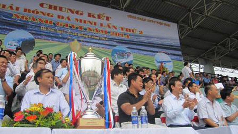 Kh&aacute;n đ&agrave;i A h&agrave;o hứng theo d&otilde;i tr&aacute;i b&oacute;ng lăn