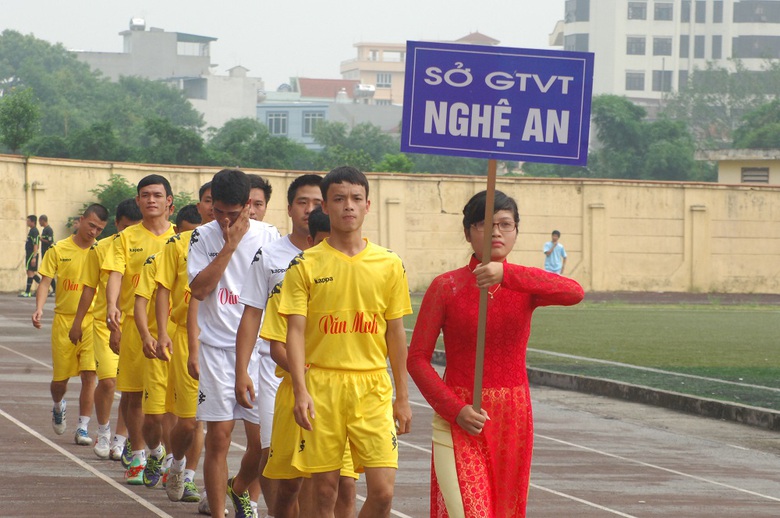 C&aacute;c đội b&oacute;ng lần lượt tiến qua lễ đ&agrave;i