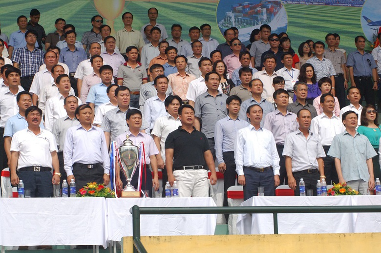 C&aacute;c vị đại biểu l&agrave;m l&agrave;m lễ ch&agrave;o cờ