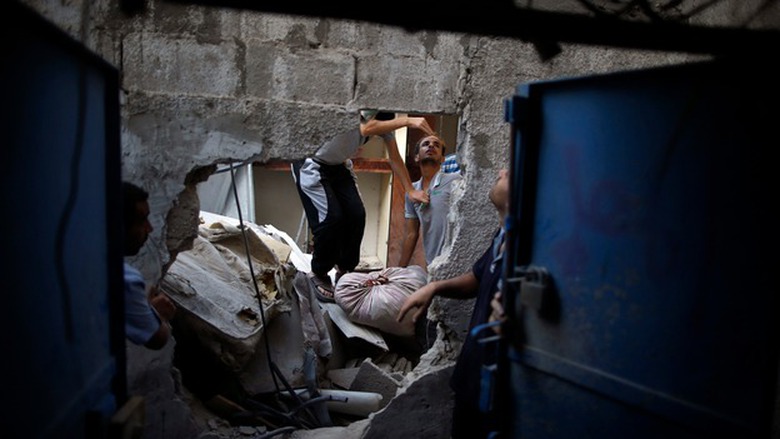 Palestine kiểm tra lại c&aacute;c ng&ocirc;i nh&agrave; sau trận kh&ocirc;ng k&iacute;ch của Israel ở ph&iacute;a bắc Gaza. Ảnh: Reuters