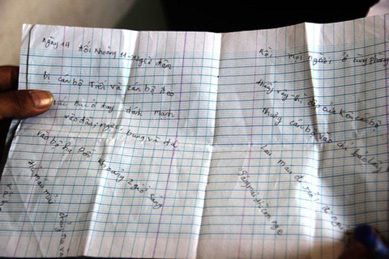 Mắt kh&ocirc;ng thể mở, n&oacute;i kh&ocirc;ng được, anh Tuấn phải viết v&agrave;o giấy những t&igrave;nh tiết bị c&ocirc;ng an đ&aacute;nh