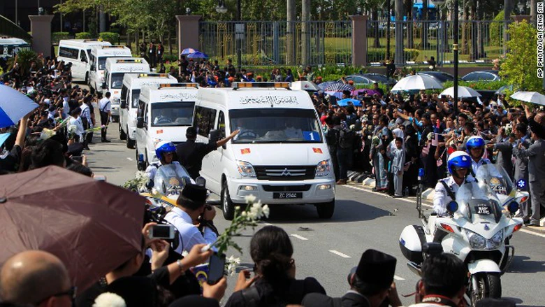 Xe tang đưa x&aacute;c c&aacute;c nạn nh&acirc;n rời khỏi s&acirc;n bay quốc tế Kuala Lumpur