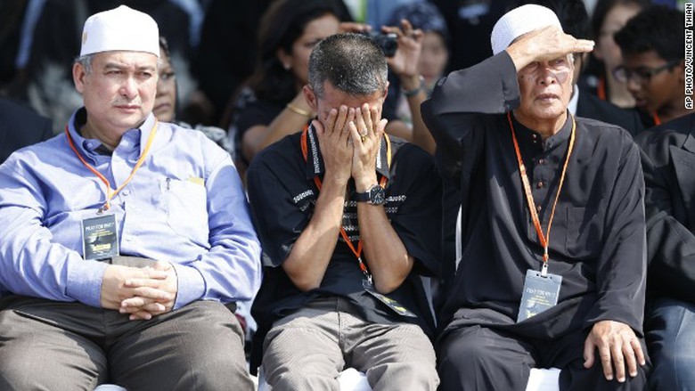 Th&acirc;n nh&acirc;n c&aacute;c h&agrave;nh kh&aacute;ch xấu số kh&ocirc;ng cầm được nước mắt