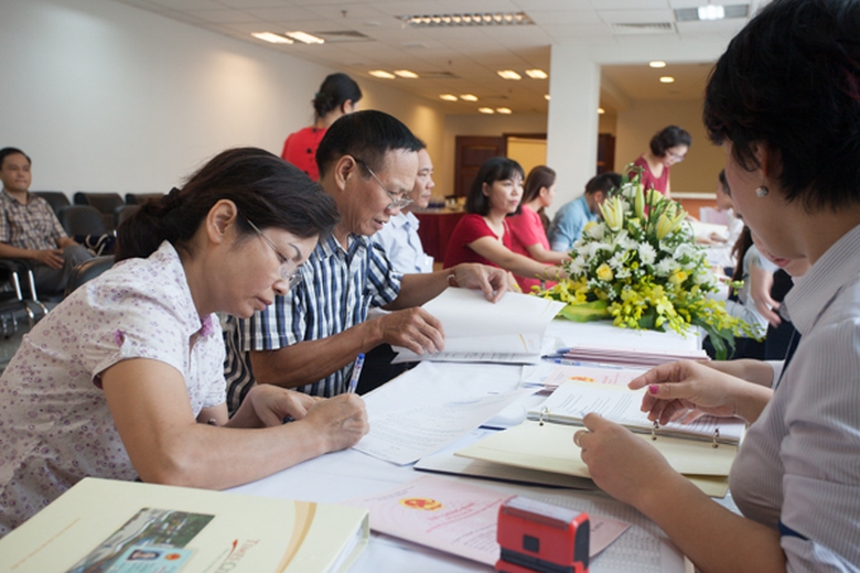 Cư d&acirc;n l&agrave;m thủ tục nhận sổ đỏ