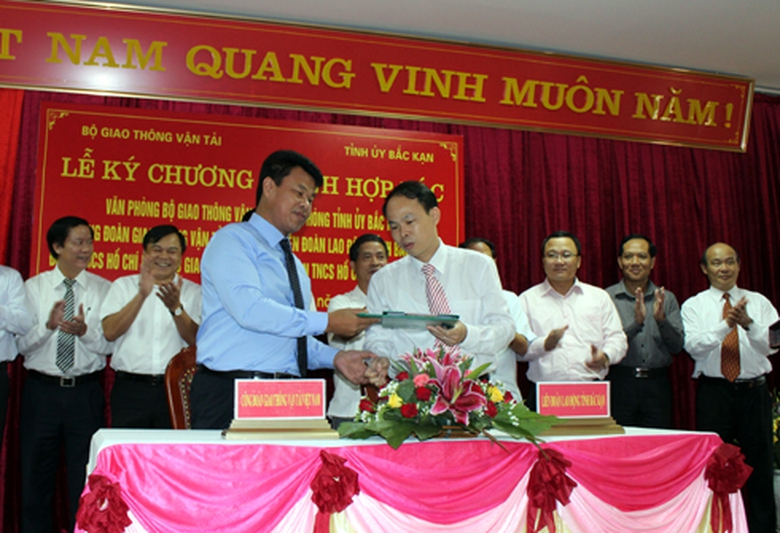 Đại diện C&ocirc;ng đo&agrave;n ng&agrave;nh GTVT Việt Nam v&agrave; l&atilde;nh đạo Li&ecirc;n đo&agrave;n lao động tỉnh Bắc Cạn k&yacute; chương tr&igrave;nh hợp t&aacute;c.