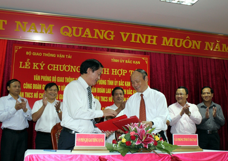 Văn ph&ograve;ng Bộ GTVT v&agrave; Văn ph&ograve;ng Tỉnh ủy Bắc Cạn k&yacute; chương tr&igrave;nh hợp t&aacute;c trao đổi, chia sẻ th&ocirc;ng tin.