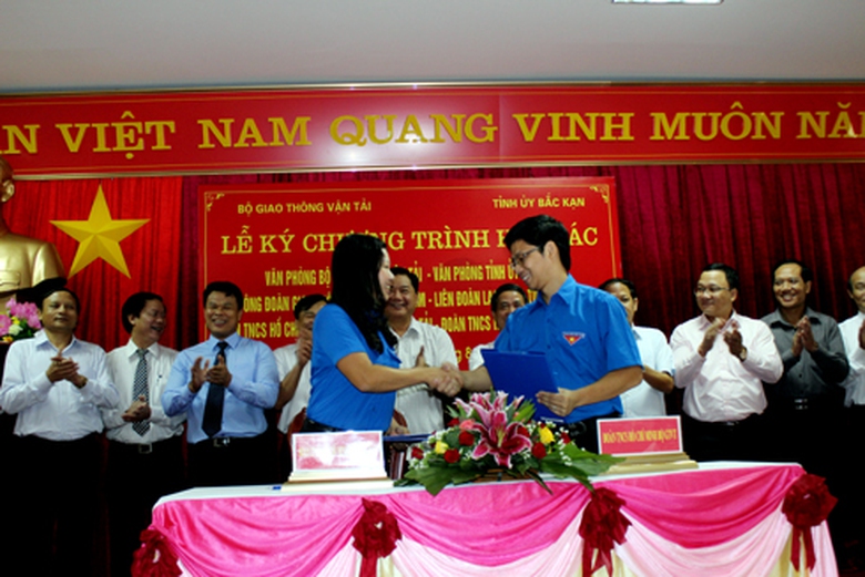 Đo&agrave;n Thanh ni&ecirc;n Bộ GTVT v&agrave; Tỉnh Đo&agrave;n Bắc Cạn k&yacute; hợp t&aacute;c tuy&ecirc;n truyền ATGT v&agrave; c&aacute;c hoạt động văn h&oacute;a, thể thao.