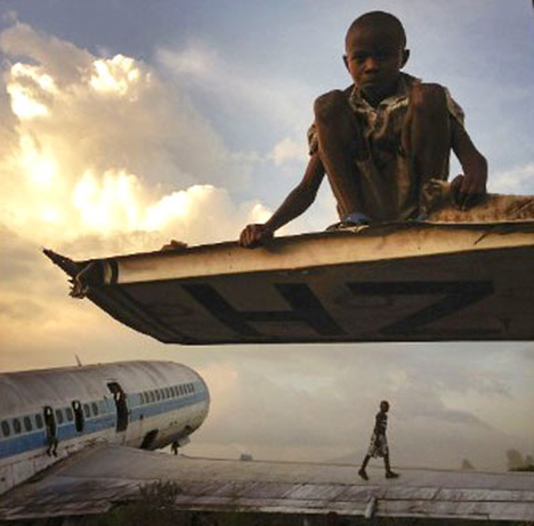 Một đứa trẻ đang chơi tr&ecirc;n c&aacute;nh m&aacute;y bay