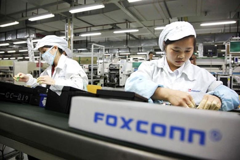 Nh&acirc;n vi&ecirc;n lắp r&aacute;p iPhone tại nh&agrave; m&aacute;y Foxconn Trung Quốc