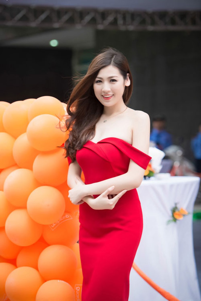  B&ecirc;n cạnh c&aacute;c hoạt động nghệ thuật, T&uacute; Anh vẫn ưu ti&ecirc;n cho việc học ng&agrave;nh b&aacute;o ch&iacute;.