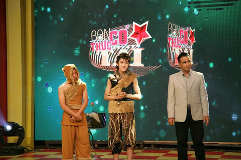 Th&iacute; sinh Nguyễn Văn Sang tr&igrave;nh diễn ảo thuật 