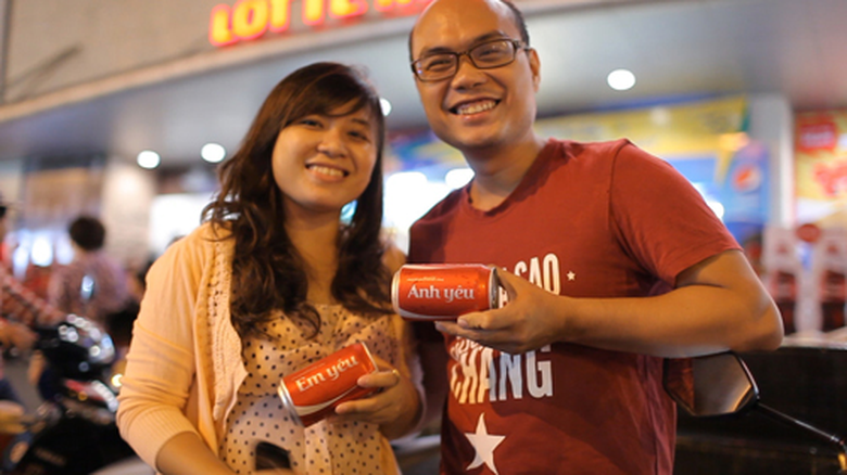 Chiến lược marketing ghi t&ecirc;n tr&ecirc;n lon của Coca Cola đang rất th&agrave;nh c&ocirc;ng, nhưng tiếp tục bị nhắc đến về chuyện kh&ocirc;ng đ&oacute;ng thuế.