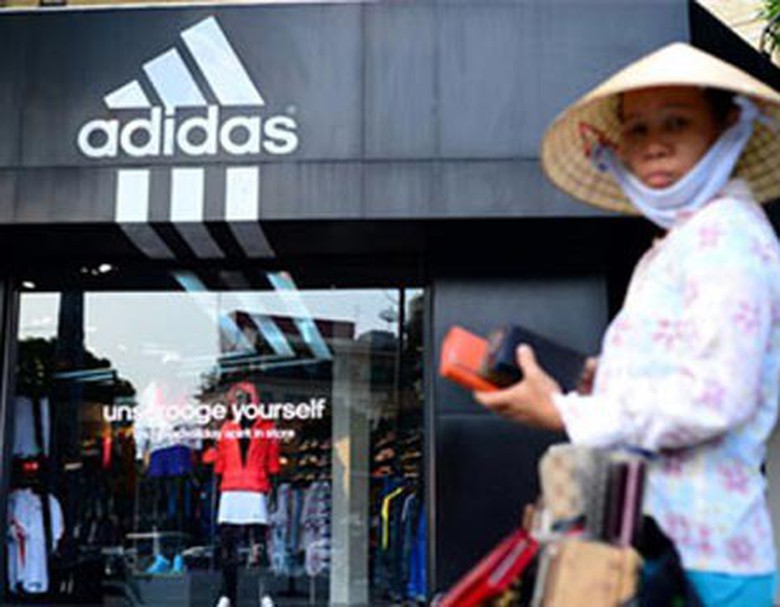 Adidas cũng đang v&agrave;o tầm ngắm của cơ quan thuế về việc chuyển gi&aacute;, n&eacute; thuế.