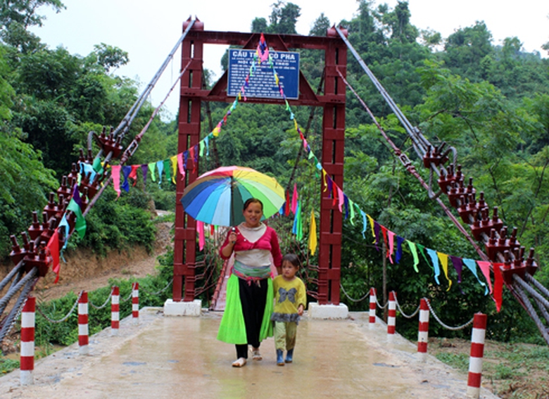 Niềm vui của đồng b&agrave;o c&aacute;c d&acirc;n tộc nơi đ&acirc;y bởi từ nay tuyến đường sẽ kh&ocirc;ng c&ograve;n bị chia cắt bởi suối dữ T&agrave; Han.