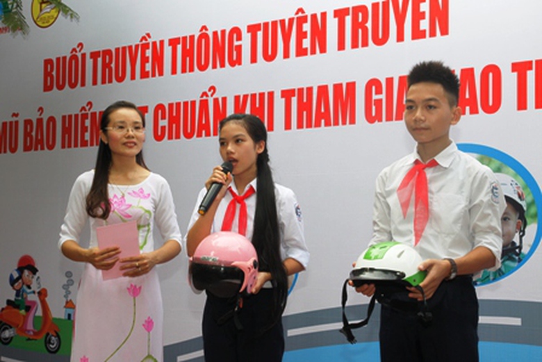 Nhiều bậc phụ huynh chưa &yacute; thức được bảo vệ con em m&igrave;nh bằng MBH khi tham gia giao th&ocirc;ng