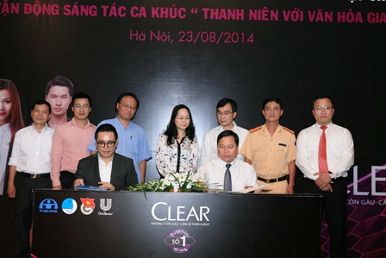 Đại diện C&ocirc;ng ty TNHH Unilever VN v&agrave; Hội Li&ecirc;n hiệp TNVN k&yacute; kết ph&aacute;t động cuộc thi