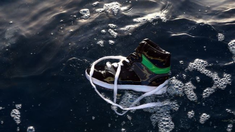 Nhiều mảnh gỗ v&agrave; mọt số đồ d&ugrave;ng c&aacute; nh&acirc;n đ&atilde; được lực lượng cứu hộ t&igrave;m thấy. Ảnh: Presstv