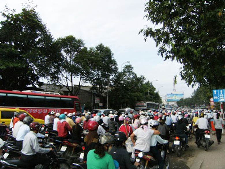 Nếu được HĐND th&ocirc;ng qua, việc thu ph&iacute; bảo tr&igrave; đường bộ đối với xe gắn m&aacute;y sẽ tiến h&agrave;nh từ đầu 2015