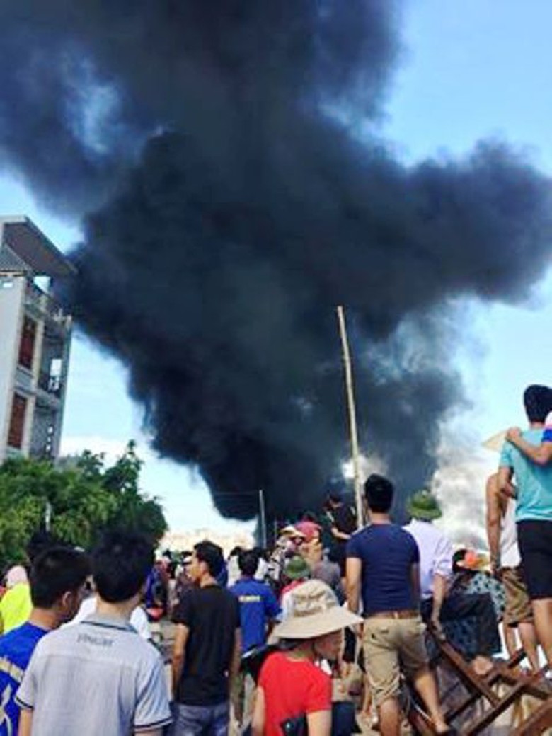 Cột kh&oacute;i bốc cao nghi ng&uacute;t trong cảng Lạch Bạng