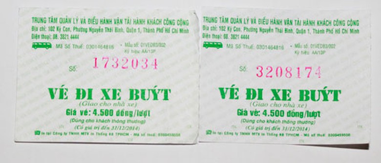 V&eacute; xe bu&yacute;t giả (tr&aacute;i) v&agrave; thật (phải). Ảnh: HO&Agrave;NG TRIỀU