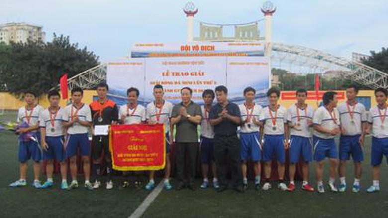 Thứ trưởng Nguyễn Hồng Trường v&agrave; Chủ tịch C&ocirc;ng đo&agrave;n GTVT VN trao giải Nh&igrave; cho đội Sở GTVT 