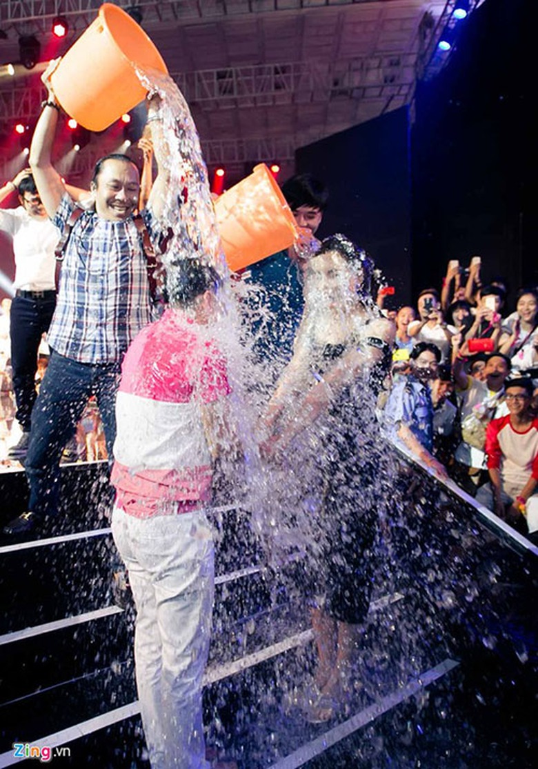 Mr Đ&agrave;m v&agrave; H&agrave; Hồ kh&ocirc;ng giấu được cảm gi&aacute;c t&ecirc; c&oacute;ng khi nước đ&aacute; phủ từ đầu đến ch&acirc;n. Họ kh&ocirc;ng ngừng la h&eacute;t. 