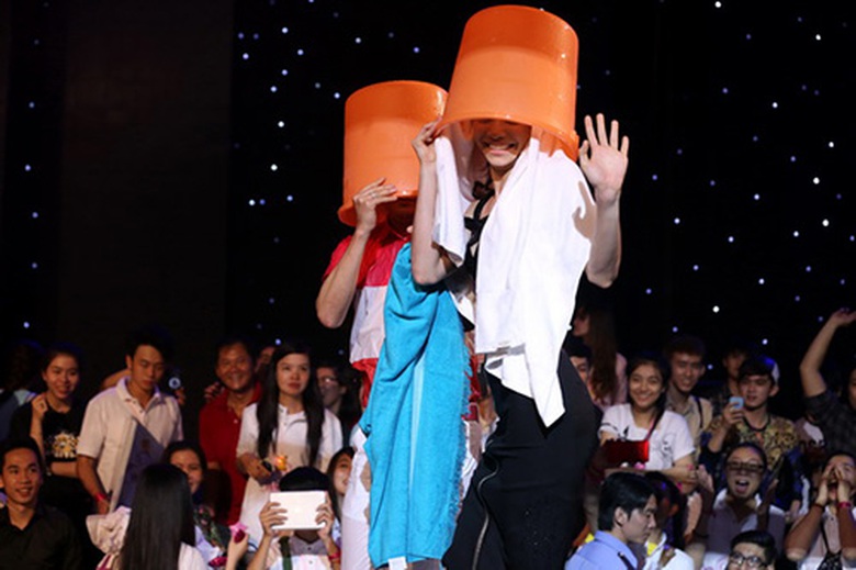 Hồ Ngọc H&agrave; v&agrave; Đ&agrave;m Vĩnh Hưng đội x&ocirc; l&ecirc;n đầu như một c&aacute;ch b&aacute;o c&aacute;o kết quả của thử th&aacute;ch. 