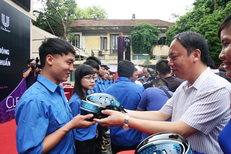 &ocirc;ng Nguyễn Trọng Th&aacute;i, Ch&aacute;nh VP Uỷ ban ATGT Quốc gia trao MBH chất lượng cho c&aacute;c bạn đo&agrave;n vi&ecirc;n TN