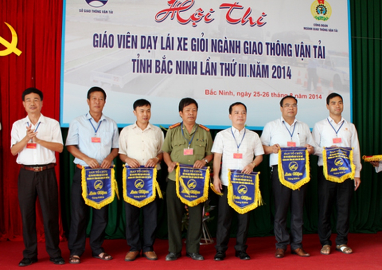 Đại diện c&aacute;c đội dự thi nhận cờ lưu niệm.