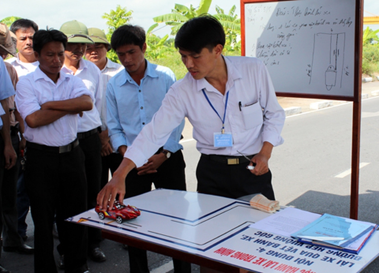 Th&iacute; sinh của tham gia phần thi dạy thực h&agrave;nh l&aacute;i xe.