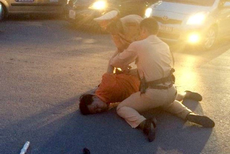 Cảnh s&aacute;t giao th&ocirc;ng khống chế t&agrave;i xế Hiếu. Ảnh: FB141