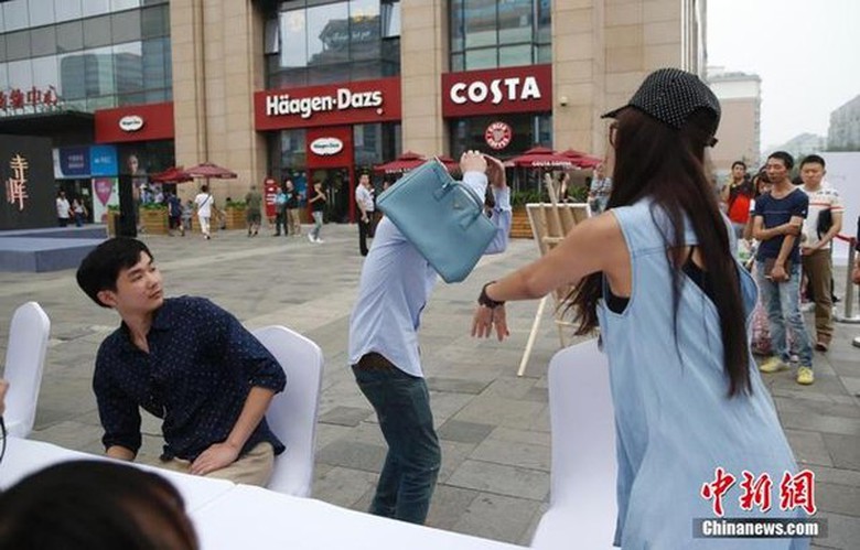 Sau khi bị kết luận chiếc t&uacute;i của m&igrave;nh l&agrave; đồ rởm, c&ocirc; g&aacute;i đ&atilde; quay ra tr&uacute;t cơn thịnh nộ v&agrave;o người bạn trai đi c&ugrave;ng