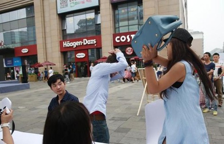 Nhiều người chứng kiến sự việc đ&atilde; l&ecirc;n &aacute;n sự 