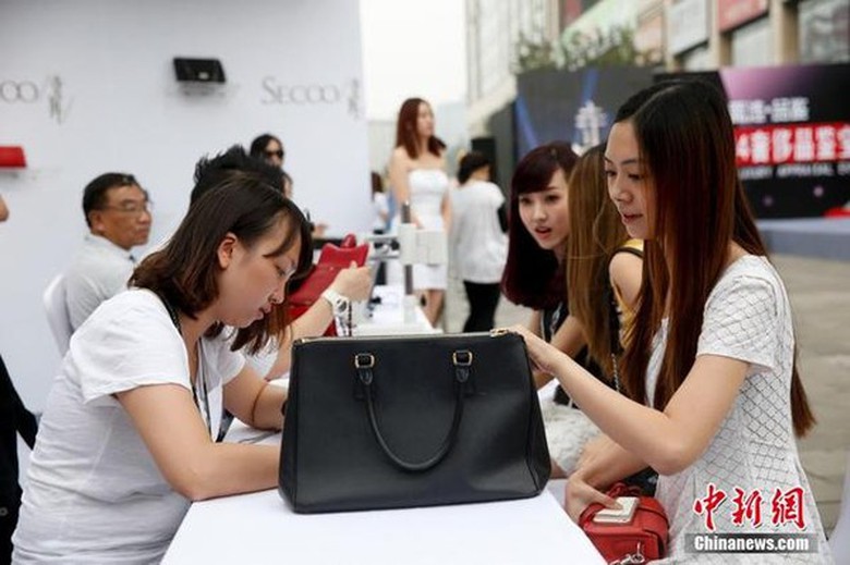 Nhiều c&ocirc; g&aacute;i trẻ mang những m&oacute;n đồ của m&igrave;nh đến triển l&atilde;m thẩm định