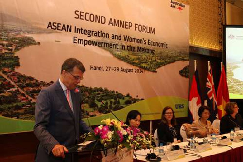 Đại sứ Hugh Borrowman ph&aacute;t biểu tại diễn đ&agrave;n