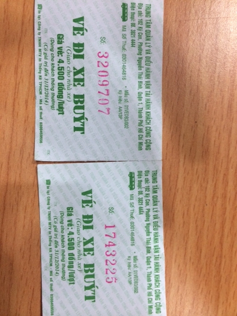 V&eacute; thật b&ecirc;n tr&aacute;i, giả b&ecirc;n phải rất kh&oacute; ph&acirc;n biệt