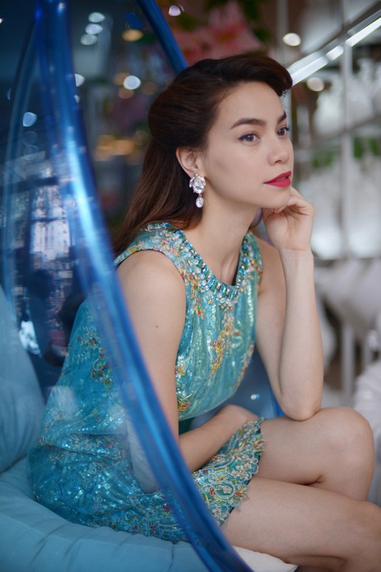 Tối nay, c&ugrave;ng Đ&agrave;m Vĩnh Hưng - Lệ Quy&ecirc;n - Phương Thanh, b&agrave; mẹ một con sẽ c&oacute; đ&ecirc;m nhạc tại ph&ograve;ng tr&agrave; Kh&ocirc;ng t&ecirc;n để g&acirc;y quỹ ủng hộ cho c&aacute;c bạn sinh vi&ecirc;n trường ĐH KHXH v&agrave; NV . To&agrave;n bộ số tiền thu được từ đ&ecirc;m nhạc sẽ được 4 ca sỹ trao học bổng cho 30 --40 sinh vi&ecirc;n, mỗi suất 5 triệu đồng