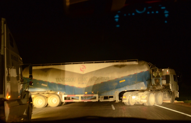 Xe đầu k&eacute;o xi-t&eacute;c chở 60 tấn xi măng quay đầu n&eacute; trạm c&acirc;n