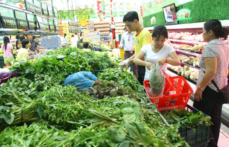 Gi&aacute; rau xanh tăng sau ba lần giảm gi&aacute; xăng dầu