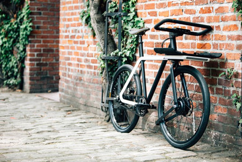 Nắm bắt t&acirc;m l&yacute; lo mất xe đạp v&agrave; ngại mang v&aacute;c theo ổ kh&oacute;a, hai h&atilde;ng Teague and Sizemore Bicycle c&oacute; trụ sở tại TP Seatle, Mỹ vừa phối hợp chế tạo một loại xe đạp mới c&oacute; ghi đ&ocirc;ng ki&ecirc;m chức năng kh&oacute;a xe c&oacute; t&ecirc;n Denny.