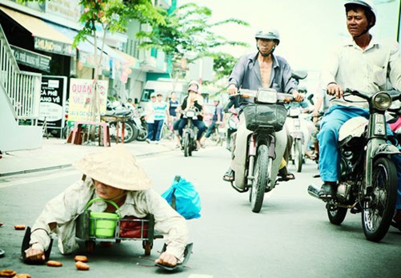 Bằng Kiều vạ vật tr&ecirc;n phố đ&oacute;ng phim khiến nhiều người d&acirc;n hiếu kỳ n&aacute;n lại t&igrave;m hiểu 