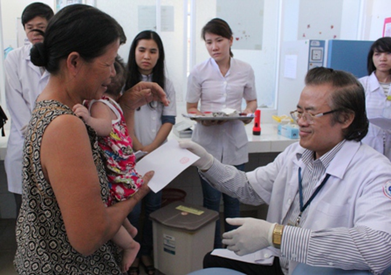 B&aacute;c sĩ tặng qu&agrave; cho c&aacute;c ch&aacute;u