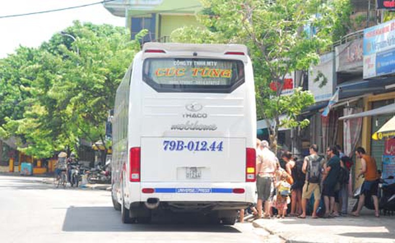 Xe hợp đồng ngang nhi&ecirc;n đ&oacute;n trả kh&aacute;ch trong phố.