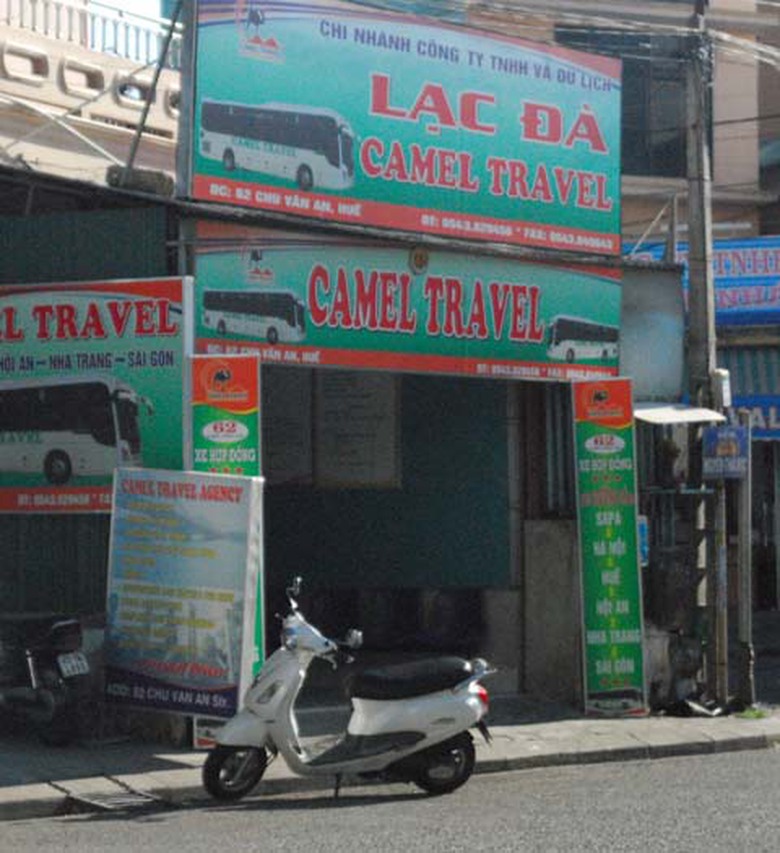 Nh&agrave; xe c&ocirc;ng khai để bảng b&aacute;n v&eacute; ngay lề đường